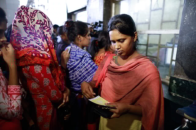 মিলেছে টিকিট। কমলাপুর রেলস্টেশন, ঢাকা, ১ জুন। ছবি: শুভ্র কান্তি দাশ