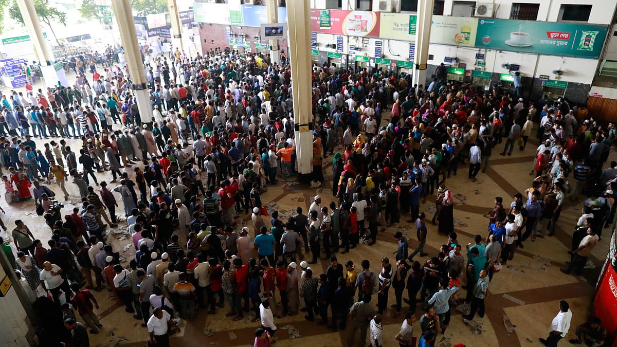ঈদ উপলক্ষে শুক্রবার সকাল আটটায় ট্রেনের আগাম টিকিট বিক্রি শুরু হয়। কমলাপুর, ঢাকা, ১ জুন। ছবি: শুভ্র কান্তি দাশ