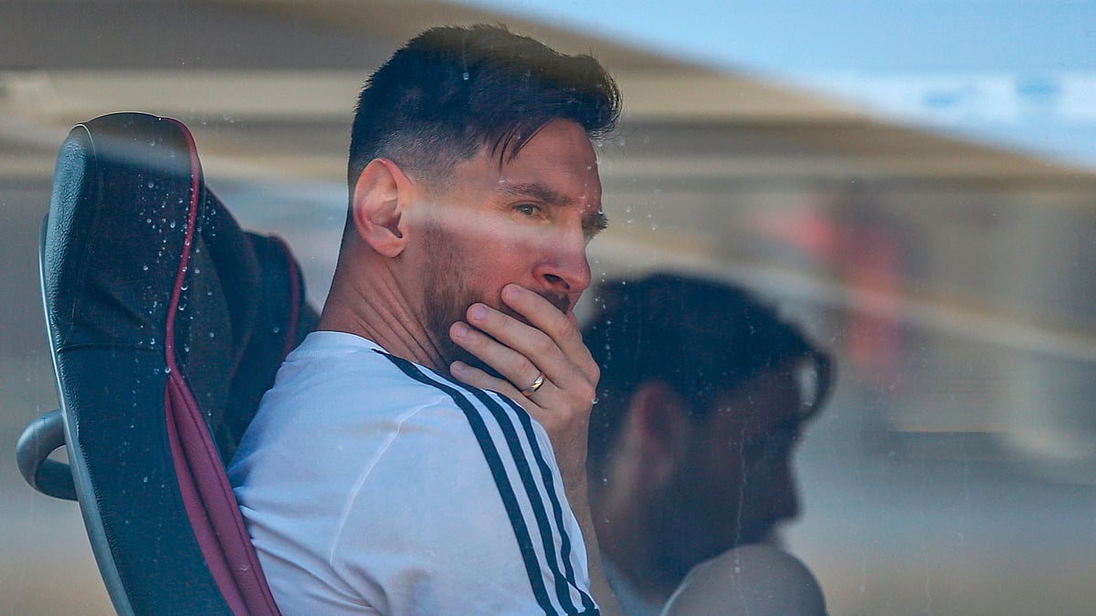 বার্সেলোনার এল প্রাত বিমানবন্দরে আর্জেন্টিনা দলের বাসে মেসি। ছবি: এএফপি