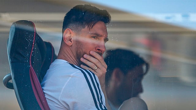 বার্সেলোনার এল প্রাত বিমানবন্দরে আর্জেন্টিনা দলের বাসে মেসি। ছবি: এএফপি