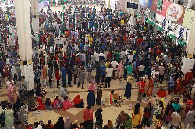 টিকিটের জন্য অপেক্ষা। কমলাপুর রেলস্টেশন, ঢাকা, ১ জুন। ছবি: শুভ্র কান্তি দাশ