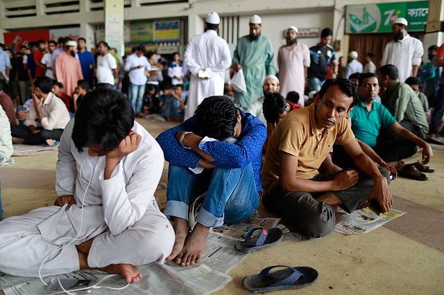 টিকিট কিনতে ভোর থেকেই স্টেশনের সামনে ভিড় করে লোকজন। কমলাপুর রেলস্টেশন, ঢাকা, ১ জুন। ছবি: শুভ্র কান্তি দাশ