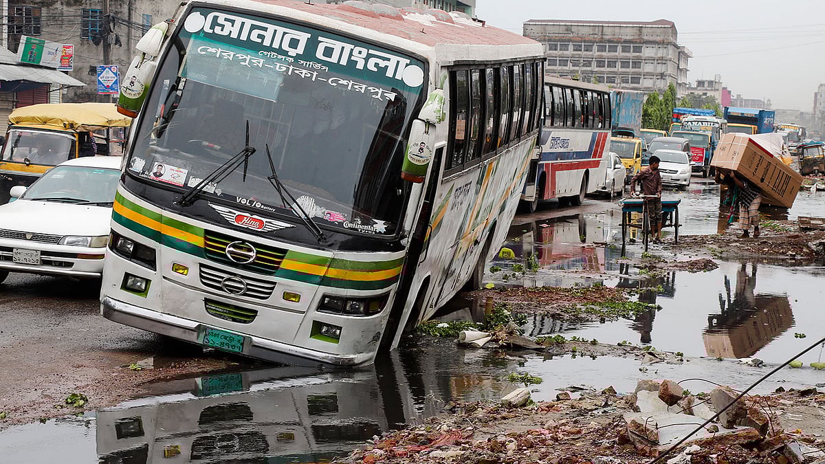 প্রিয়জনের সঙ্গে ঈদ করতে আর কদিন পরেই বাড়ির উদ্দেশে ছুটবে মানুষ। কিন্তু  ঢাকা–ময়মনসিংহ মহাসড়কের বেহাল অবস্থা। কোথাও রাস্তা ভাঙা, কোথাও জলাবদ্ধতা। সারাক্ষণ লেগে থাকে যানজট। গতকাল গাজীপুরের জাতীয় বিশ্ববিদ্যালয় এলাকায়।  ছবি: সাজিদ হোসেন
