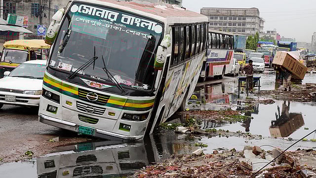 প্রিয়জনের সঙ্গে ঈদ করতে আর কদিন পরেই বাড়ির উদ্দেশে ছুটবে মানুষ। কিন্তু  ঢাকা–ময়মনসিংহ মহাসড়কের বেহাল অবস্থা। কোথাও রাস্তা ভাঙা, কোথাও জলাবদ্ধতা। সারাক্ষণ লেগে থাকে যানজট। গতকাল গাজীপুরের জাতীয় বিশ্ববিদ্যালয় এলাকায়।  ছবি: সাজিদ হোসেন