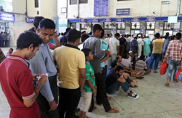 ঈদ উপলক্ষে সকাল আটটায় ট্রেনের আগাম টিকিট বিক্রি শুরু হয়। টিকিটের জন্য লাইনে অপেক্ষা করছেন তাঁরা। চট্টগ্রাম রেলস্টেশন, চট্টগ্রাম, ১ জুন। ছবি: জুয়েল শীল