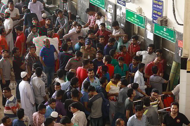 ঈদ উপলক্ষে আজ বিক্রি করা হচ্ছে ১০ জুনের টিকিট। কমলাপুর, ঢাকা, ১ জুন। ছবি: শুভ্র কান্তি দাশ