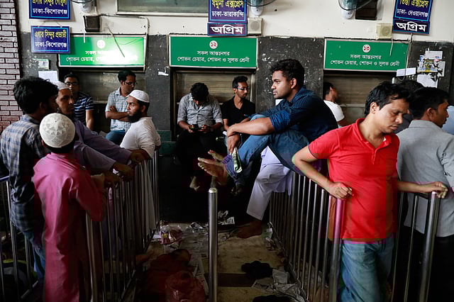 ভোর থেকেই কাউন্টারের সামনে ভিড় করেন লোকজন। কমলাপুর রেলস্টেশন, ঢাকা, ১ জুন। ছবি: শুভ্র কান্তি দাশ