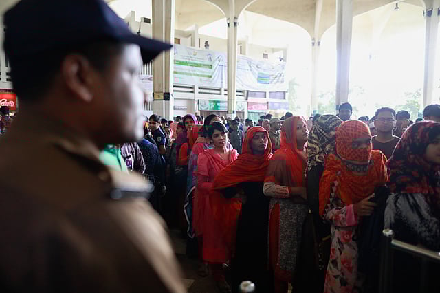 টিকিট কিনতে ভোর থেকেই স্টেশনের সামনে ভিড় করে লোকজন। কমলাপুর রেলস্টেশন, ঢাকা, ১ জুন। ছবি: শুভ্র কান্তি দাশ