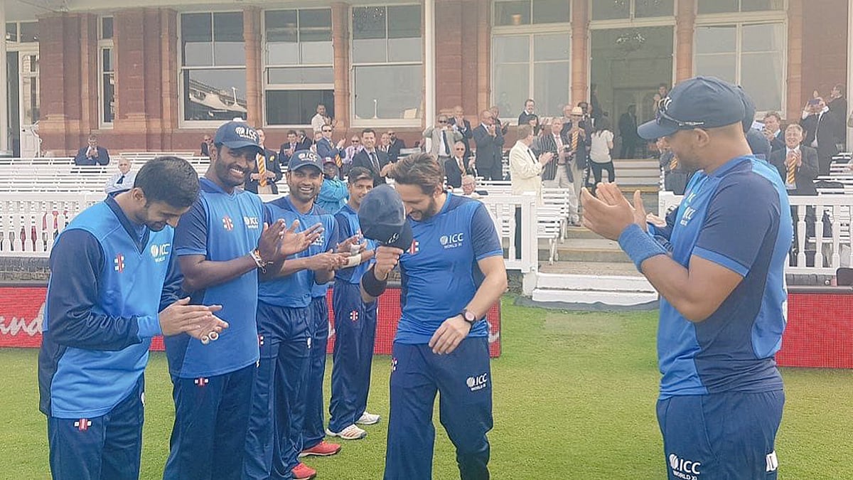 মাঠে নামার সময় সতীর্থদের গার্ড অব অনারে সিক্ত আফ্রিদি। ছবি: টুইটার