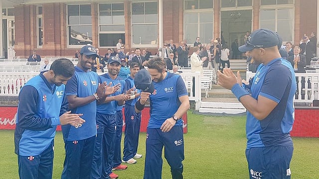 মাঠে নামার সময় সতীর্থদের গার্ড অব অনারে সিক্ত আফ্রিদি। ছবি: টুইটার