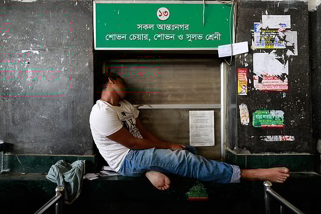 কাউন্টারের সামনে এভাবেই ঈদের ট্রেনের টিকিটের অপেক্ষা। কমলাপুর রেলস্টেশন, ঢাকা, ১ জুন। ছবি: শুভ্র কান্তি দাশ