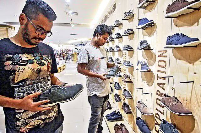 জুতার ব্যাপারে অনেকেই খুঁতখুঁতে। শুধু পায়ের মাপে মিললেই হয় না, জুতার নকশা ও রঙের বিষয়টিও গুরুত্বপূর্ণ। নিজের জন্য জুতা বাছাই করেছেন এক ক্রেতা। গতকাল বিকেলে রাজধানীর বসুন্ধরা সিটি শপিং কমপ্লেক্সের একটি দোকানে।  ছবি: প্রথম আলো