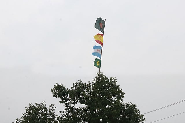 বিশ্বকাপের কড়া নাড়ছে দুয়ারে। উন্মাদনা চলছে বিশ্বের অনেক দেশের মতো বাংলাদেশেও। একই বাঁশে উড়ছে বাংলাদেশ, ব্রাজিল, আর্জেন্টিনা ও স্পেনের পতাকা। টেবুনিয়া বাজার এলাকা, পাবনা সদর, ২ জুন। ছবি: হাসান মাহমুদ