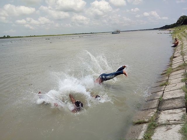 দুপুরে পদ্মায় গোসল করতে এসে দুরন্তপনায় মেতে উঠেছে শিশু-কিশোরেরা। ভাজন ডাঙ্গা এলাকা, সদর উপজেলা, ফরিদপুর। ছবি: আলীমুজ্জামান রনী