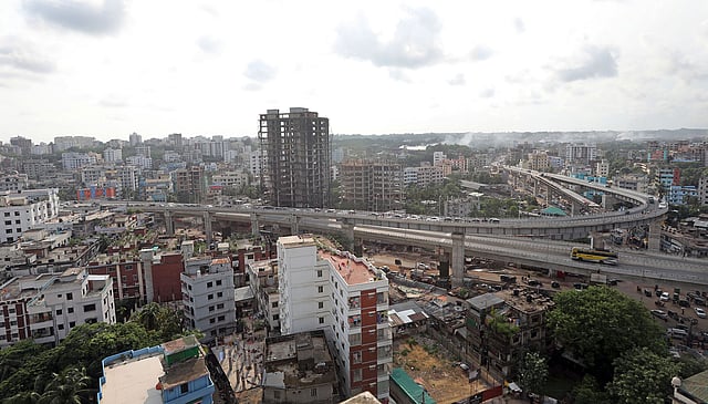 আক্তারুজ্জামান উড়াল সড়কের লুপ খুলে দেওয়া হয়েছে। চলছে গাড়ি। দুই নম্বর গেট, চট্টগ্রাম। ছবি: জুয়েল শীল