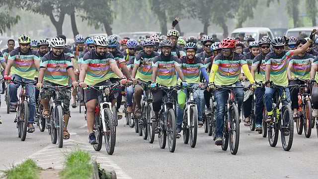 বিশ্ব বাইসাইকেল দিবস উপলক্ষে রাজধানীর মানিক মিয়া অ্যাভিনিউ থেকে একটি র‌্যালির আয়োজন করা হয়। র‌্যালিটি ফার্মগেট, বিজয় সরণি হয়ে আবার মানিক মিয়া অ্যাভিনিউতে এসে শেষ হয়।  ঢাকা, ২ জুন। ছবি: তানভীর আহাম্মেদ