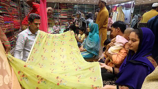 জমে উঠেছে ঈদের বাজার। শাড়ি কিনতে দোকানে ভিড় করছে ক্রেতারা। মিমি সুপার মার্কেট, প্রবর্তক মোড়, চট্টগ্রাম। ছবি: জুয়েল শীল