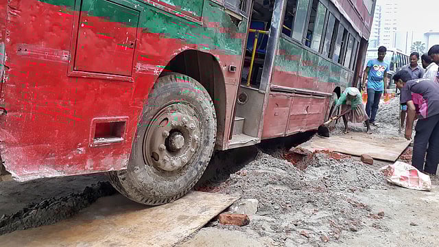 রাজধানীর অনেক গুরুত্বপূর্ণ সড়কে সংস্কার কাজের খোঁড়াখুঁড়ি চলছে। ফলে প্রায়ই এসব গর্তে আটকে যাচ্ছে যানবাহন। শাহবাগ, ঢাকা, ২ জুন। ছবি: সাইফুল ইসলাম