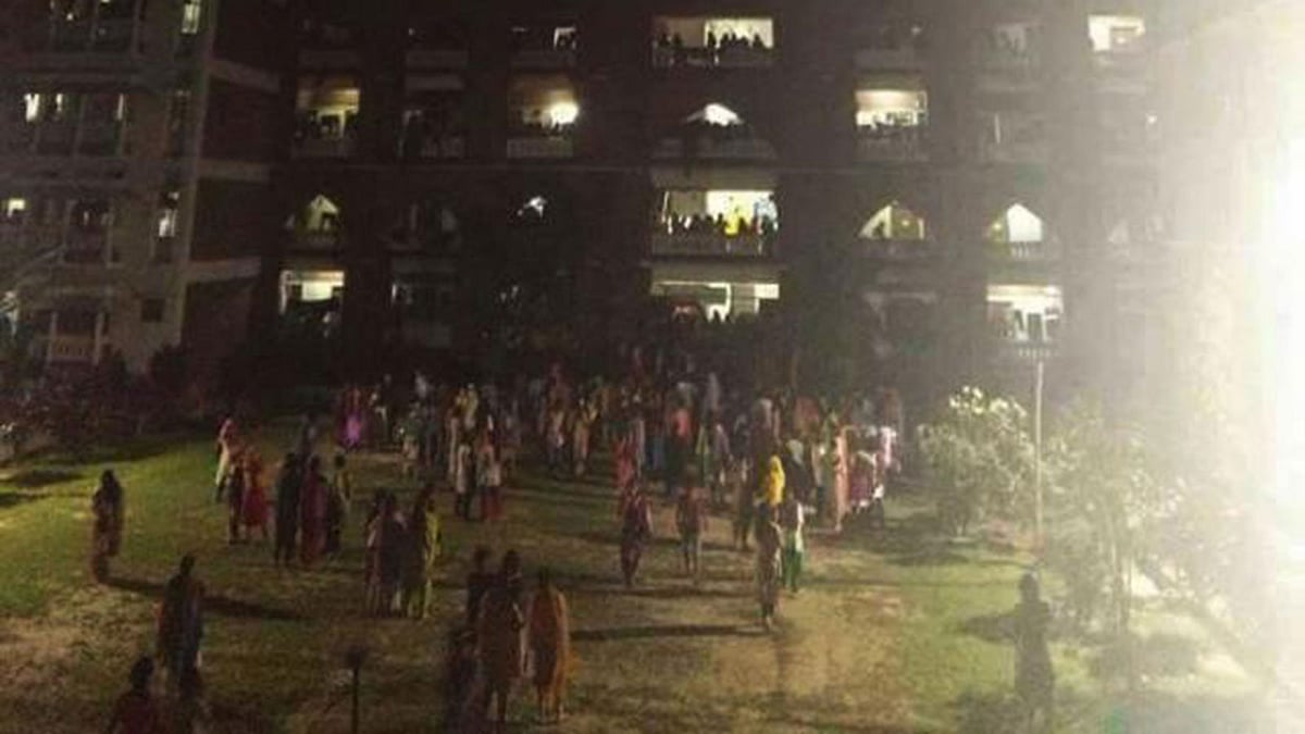 ইফফাতের বিরুদ্ধে ছাত্রী নির্যাতনের অভিযোগ ওঠার পর প্রতিবাদে ওই রাতে হলের বিভিন্ন কক্ষ থেকে বেরিয়ে আসা সাধারণ ছাত্রীদের একাংশ। ফাইল ছবি
