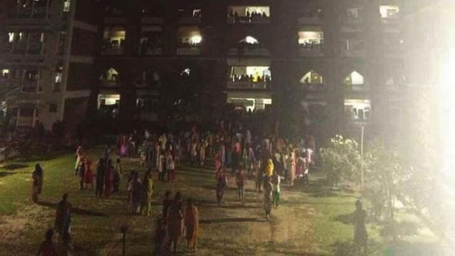 ইফফাতের বিরুদ্ধে ছাত্রী নির্যাতনের অভিযোগ ওঠার পর প্রতিবাদে ওই রাতে হলের বিভিন্ন কক্ষ থেকে বেরিয়ে আসা সাধারণ ছাত্রীদের একাংশ। ফাইল ছবি