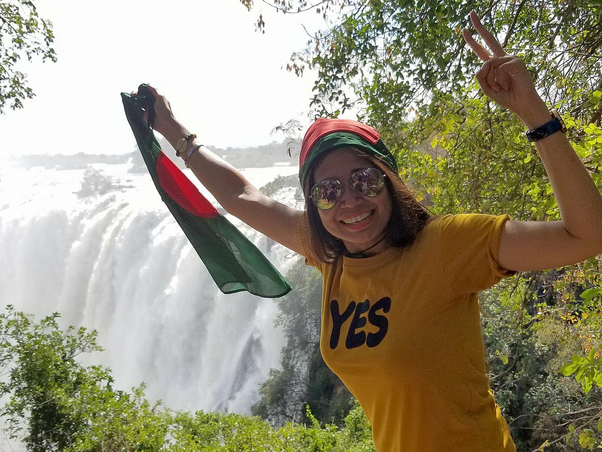 জিম্বাবুয়েতে পা রাখার পর। ভিক্টোরিয়া জলপ্রপাতের সামনে।