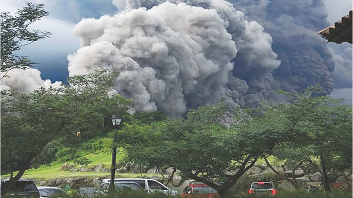 গুয়াতেমালায় ফুয়েগো আগ্নেয়গিরির অগ্ন্যুৎপাতে মৃতের সংখ্যা বেড়েছে। ছবি: এএফপি