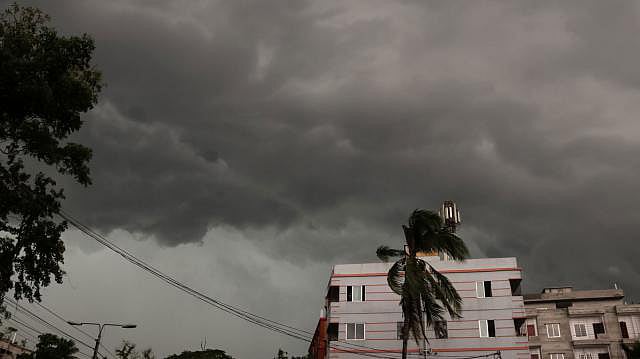 এবার অহরহ দিনদুপুরে আকাশে কালো মেঘ জমে নেমে আসতে দেখা গেছে রাতের আঁধার। ফাইল ছবি