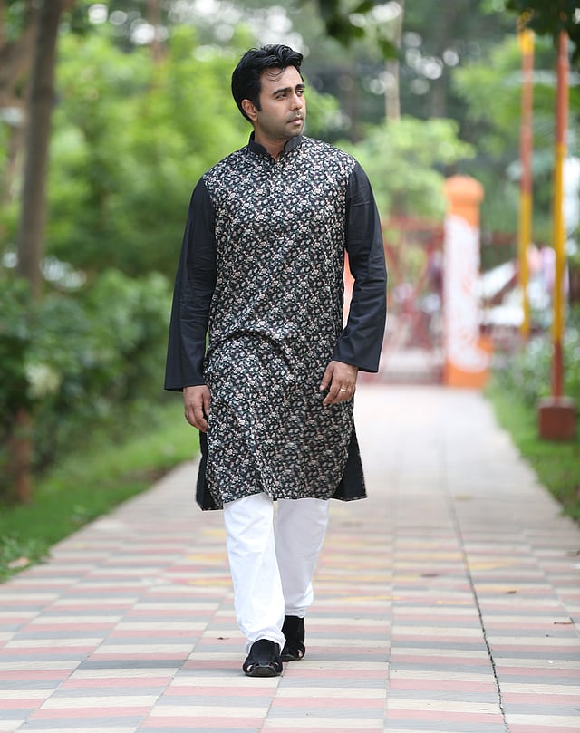 পাঞ্জাবিতেও দেখা যাবে ফুলেল নকশা। পোশাক: নওয়া