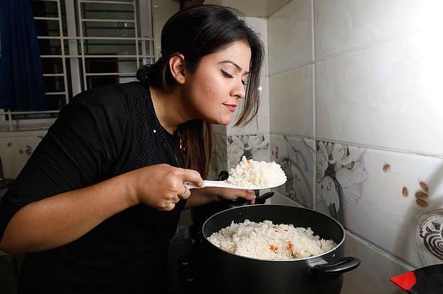 পোলাওয়ের গন্ধে ম-ম। ঈদের দিন নিজ হাতেই রান্না করেন তাসনুভা এলভিন। ছবি: দীপু মালাকার