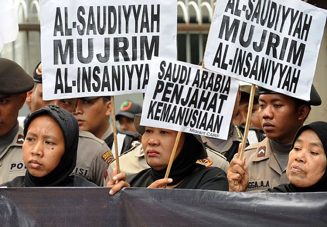 সৌদি আরবে নারী কর্মী নির্যাতনের বিরুদ্ধে ইন্দোনেশিয়ার রাজধানী জাকার্তায় নারীদের বিক্ষোভ। ছবি: এএফপি