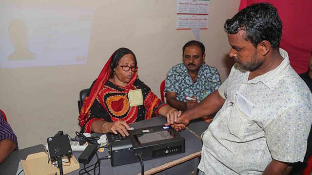 সর্বশেষ খুলনা সিটি করপোরেশন নির্বাচনে দুটি কেন্দ্রে ইভিএমে ভোট গ্রহণ করা হয়। (প্রথম আলোর ফাইল ছবি)