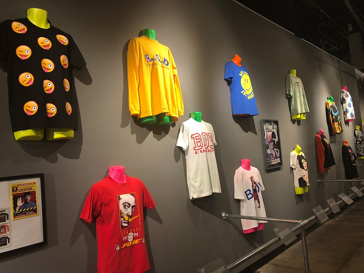 সম্প্রতি লন্ডনে ‘ফ্যাশন অ্যান্ড টেক্সটাইল মিউজিয়াম’-এ ‘টি-শার্ট: কাল্ট, কালচার অ্যান্ড সাভভারশন’ শীর্ষক আয়োজনে নানান ধরনের টি-শার্টের প্রদর্শনীর আয়োজন করা হয়। ছবি: প্রথম আলো