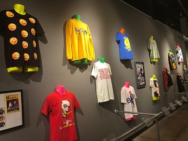 সম্প্রতি লন্ডনে ‘ফ্যাশন অ্যান্ড টেক্সটাইল মিউজিয়াম’-এ ‘টি-শার্ট: কাল্ট, কালচার অ্যান্ড সাভভারশন’ শীর্ষক আয়োজনে নানান ধরনের টি-শার্টের প্রদর্শনীর আয়োজন করা হয়। ছবি: প্রথম আলো