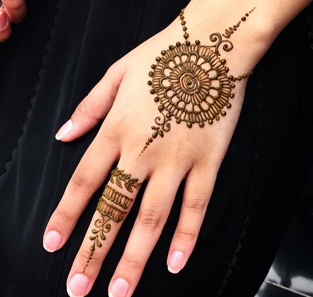 সামিয়ার নকশায় রাঙা হাত