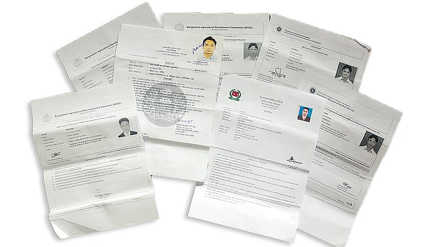 রাজীবের ঠিকানায় আসা চাকরির নিয়োগ পরীক্ষার প্রবেশপত্রগুলো