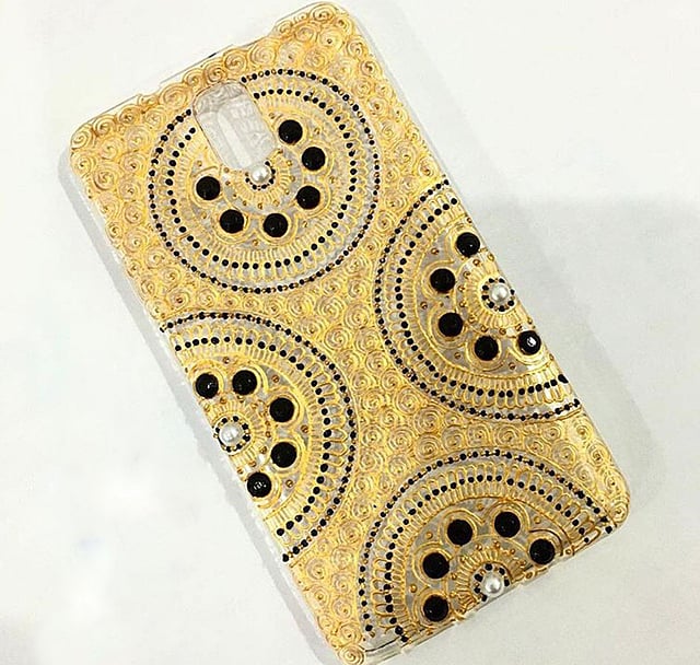 মুঠোফোনের খাপে সামিয়ার করা নকশা