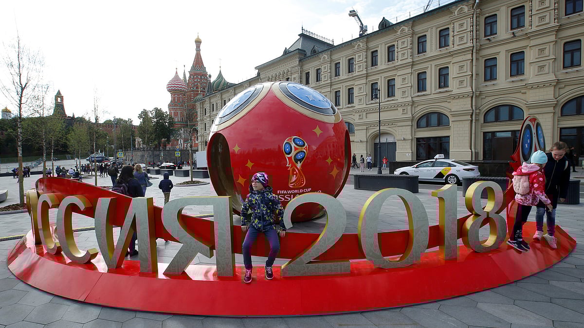 বিশ্বকাপ উন্মাদনায় এখনো টগবগ না করলেও মোটামুটি প্রস্তুত রাশিয়া। এই ছবি অন্তত তাই বলছে। ছবি: রয়টার্স