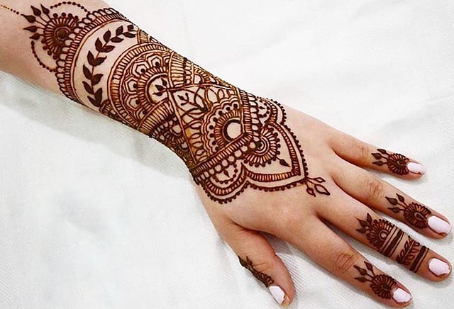 হাতে মেহেদির এমন নকশা ফুটিয়ে তোলেন সামিয়া ছবি: সংগৃহীত