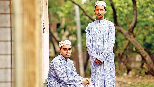 বড় খালার দেওয়া এই পাঞ্জাবিতেই ঈদ করবে মেহেদী হাসান ও আবদুল্লাহ। ছবি: সুমন ইউসুফ