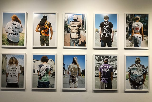 বিভিন্ন সময়ের সংরক্ষিত টি-শার্টগুলো আগেকার দিনের নানান কাহিনি ও অবস্থান তুলে ধরে। ছবি: প্রথম আলো