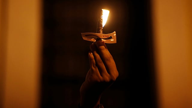 গুয়াতেমালায় গত রোববার ফুয়েগো আগ্নেয়গিরির অগ্ন্যুৎপাতের ঘটনার পূর্বসতর্কতা দিতে ব্যর্থ হওয়ায় দুর্যোগ ব্যবস্থাপনা সংস্থার বিরুদ্ধে বিক্ষোভ করে সেখানকার লোকজন। প্রতিবাদের ভাষা হয়ে ওঠে এই মোমবাতি। অগ্ন্যুৎপাতের ঘটনায় এখন পর্যন্ত ১০৯ জনের মৃত্যু হয়েছে। নিখোঁজ কমপক্ষে ১৯২ জন। গুয়াতেমালা সিটি, গুয়াতেমালা, ৯ জুন। ছবি: রয়টার্স