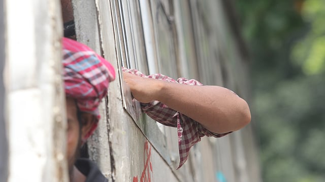 বাসের বাইরে এভাবে হাত রাখা কতটা ঝুঁকিপূর্ণ সবাই জানে। এরপরও অনেকে সচেতন নন। শাহবাগ মোড় এলাকা, ঢাকা, ১০ জুন। ছবি: আবদুস সালাম