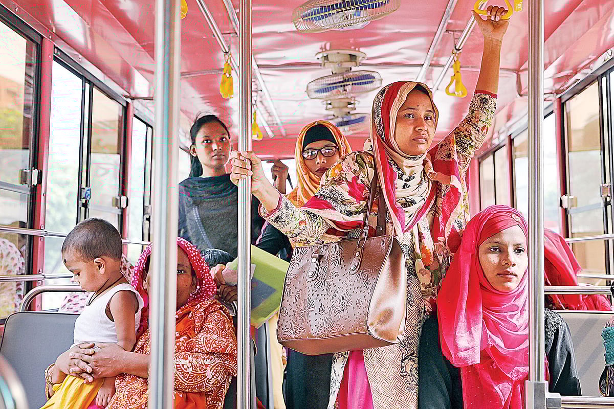 দোলনচাঁপা বাসে যাত্রীরা। ছবি: তানভীর আহাম্মেদ