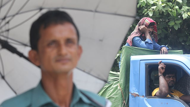 প্রখর রোদে মানুষের হাঁসফাঁস অবস্থা। কিন্তু জীবিকার তাগিদে ঘর থেকে বের হতেই হয়। শাহবাগ মোড় এলাকা, ঢাকা, ১০ জুন। ছবি: আবদুস সালাম