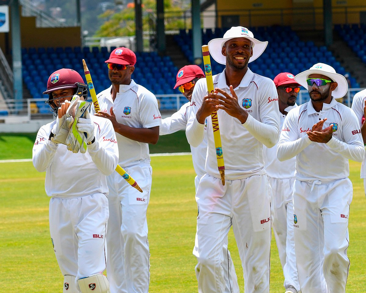 এত বড় জয়ের পর এমন চওড়া হাসি উইন্ডজ খেলোয়াড়দেরই শোভা পায়। ছবি: এএফপি