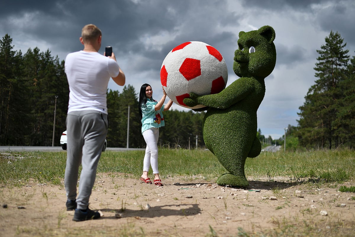 বিশ্বকাপের মাসকটটি নজর কাড়ছে সবার। তোলা হচ্ছে ছবি আর সেলফি! ছবি: এএফপি