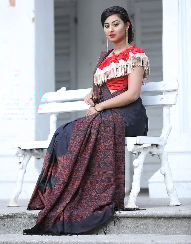 রাতের জন্য থাকুক কালো রঙের অ্যান্ডি শাড়ি