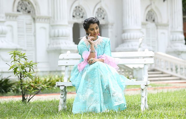 দুপুরের দাওয়াতে মানিয়ে যাবে জামদানি। শাড়ি: টাঙ্গাইল শাড়ি কুটির, স্থান: রোজ গার্ডেন