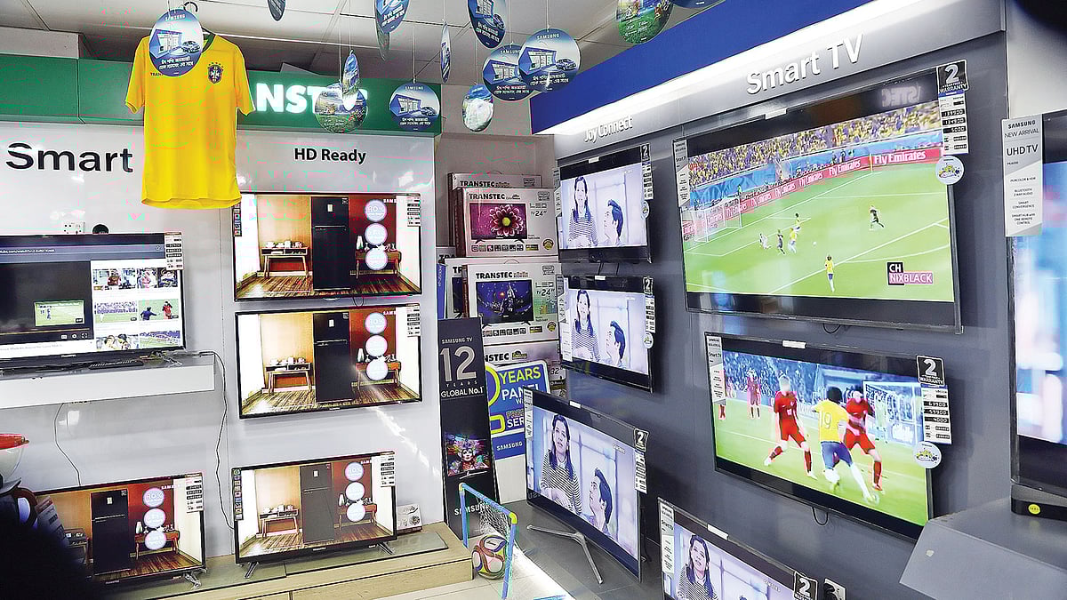 বিশ্বকাপ উপলক্ষে বাজারে এসেছে নতুন টিভি। কৃতজ্ঞতা: ট্রান্সটেক, ছবি: নকশা