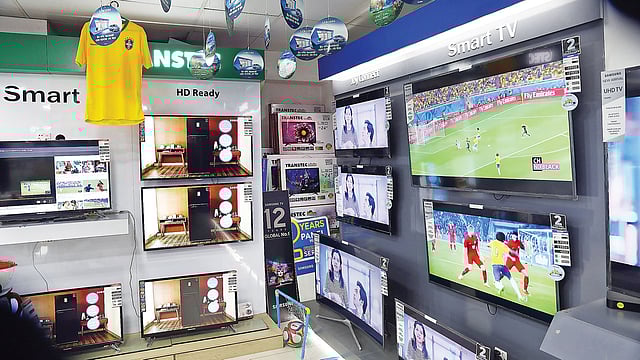 বিশ্বকাপ উপলক্ষে বাজারে এসেছে নতুন টিভি। কৃতজ্ঞতা: ট্রান্সটেক, ছবি: নকশা